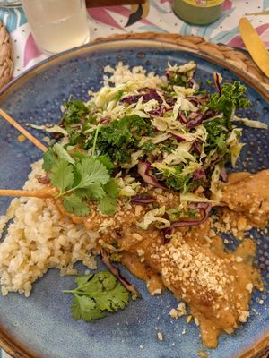 Brochetas de "no-pollo" con salsa Thai de cacahuete, arroz integral y verduritas crujientes at Coco Cuina Viva in Cadaques