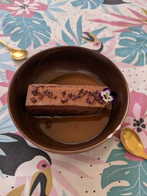 Brownie con salsa toffee de miso (DE-LI-CIO-SA!) at Coco Cuina Viva in Cadaques