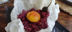 Tartar de remolacha y lentejas con "huevo" de mango. at Coco Cuina Viva in Cadaques