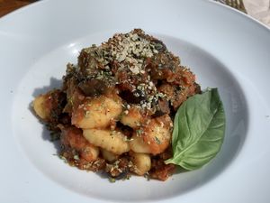 Vegane Quinoa-Gnocchi mit Tomatensoße und Auberginen. Leider komplett versalzen.  at Coco Cuina Viva in Cadaques