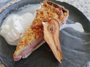 Gâteau crumble poire noix à tomber au sol. at Coco Cuina Viva in Cadaques