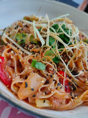 Fideos asiáticos con jackfruit at Coco Cuina Viva in Cadaques