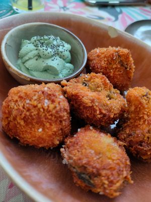 Champús rebozados con queso cremoso de anacardos at Coco Cuina Viva in Cadaques