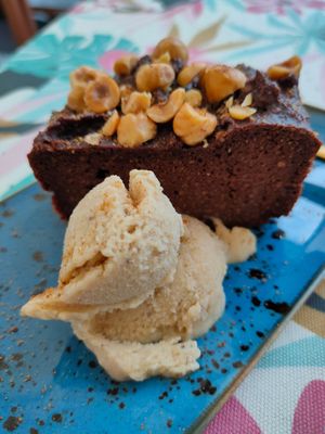 Bizcocho de chocolate y avellanas con helado de plátano at Coco Cuina Viva in Cadaques