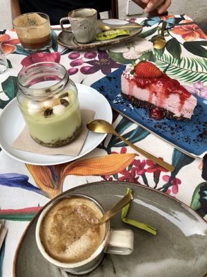 Tarta de no queso de fresa y Lemon pie con merenguitos at Coco Cuina Viva in Cadaques