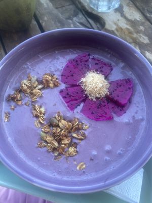 Blueberry moringa smoothie bowl at Blue Earth Village in Bunutan