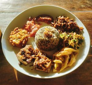 Nasi Campur with quinoa instead of rice at Blue Earth Village in Bunutan