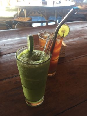 Green juice and ice tea at Blue Earth Village in Bunutan