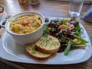 Vegan mac 'n'cheese with garlic bread and salad at Pixie Bakes Cakery and Coffee Shop in Tintwistle