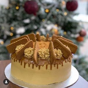 Amazing Biscoff Cake 😍 they sourced from @claresvegancakery at Elaingel  in Bletchley