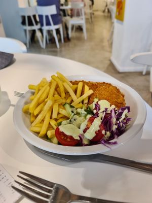 Vegane Schnitzel mit Pommes, Salat und Bärlauch Dip at Made with Laf in Bratislava