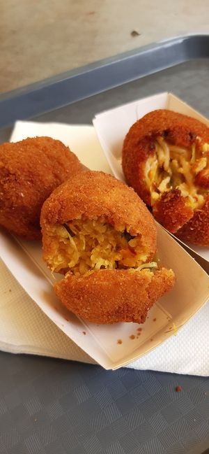 Vegan homemade snacks (nasibal and Thaise kroket) at Swolsch Friethuys in Zwolle