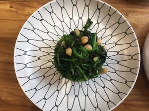 Stir fry spinach and chickpeas  at Uni Con - YǔNèi LièGuó Qīng Shū LiàoLǐ in Dalian