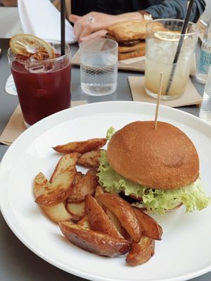 Burger + patate  at Herbe in Reggio Emilia