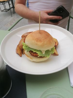 Chickpea burger at Herbe in Reggio Emilia