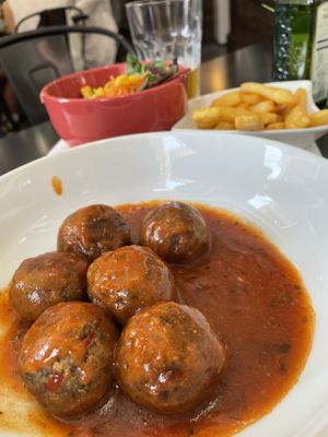 Albóndigas y acompañamiento de patatas y ensalada at La Factoría Vegana in Leon