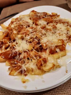 Lo recomendamos 100% tienen tanta variedad de platos veganos que es complicado decidirse, así nos pasó que queríamos probar todo y acabamos llenos pero no pudimos irnos sin ante at La Factoría Vegana in Leon