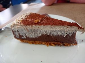 Tarta de chocolate y café con base de galleta at La Factoría Vegana in Leon
