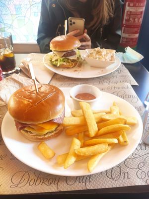 Burgers with included accompanying garnishes at La Factoría Vegana in Leon