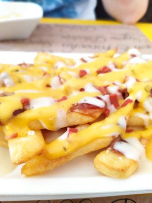 Patatas queseras at La Factoría Vegana in Leon