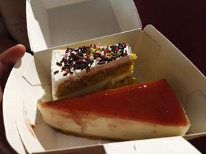 Tarta de bizcocho de limón y cheesecake  at La Factoría Vegana in Leon