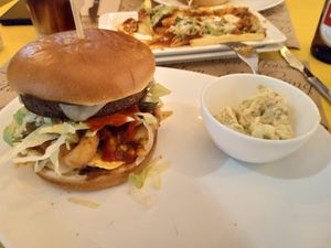 Hamburguesa aliento de dragón con guarnición de ensalada de patata, un plus lo de la guarnición diferente 👌 at La Factoría Vegana in Leon