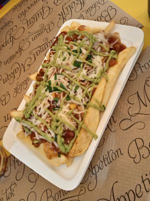 Patatas con chile, queso y guacamole. No recuerdo el nombre, pero estaban increíbles  at La Factoría Vegana in Leon