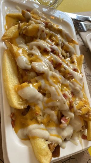 Patatas con queso y no-bacon   at La Factoría Vegana in Leon