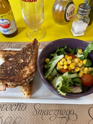 Sandwich Pecado Carnal with side salad at La Factoría Vegana in Leon