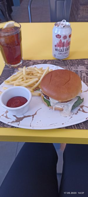 Hamburguesa *Elegante* 🥹🤤 at La Factoría Vegana in Leon