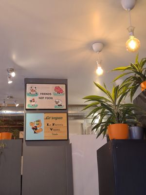 Decoración de La Factoría at La Factoría Vegana in Leon