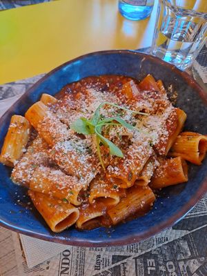 Macarrones con ragú de seitán at La Factoría Vegana in Leon