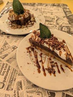 brownie and chocolate cake at La Factoría Vegana in Leon