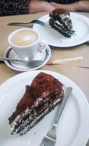 Esta súper rica no se nota diferencia con las que se hacen con huevo. Super esponjosita☁ at La Factoría Vegana in Leon