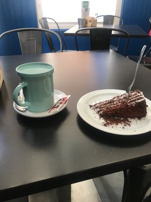 Brown velvet cake and tea at La Factoría Vegana in Leon