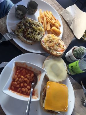 Amantes del queso & "la vegana" at La Factoría Vegana in Leon