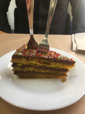 Rainbow cake (vegan) at La Factoría Vegana in Leon