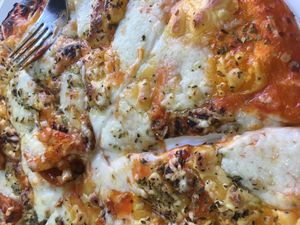 Pizza with six different amazing cheeses (vegan) at La Factoría Vegana in Leon