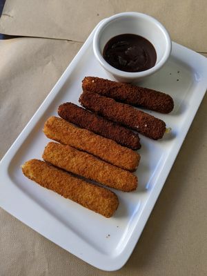 cheese fingers at La Factoría Vegana in Leon