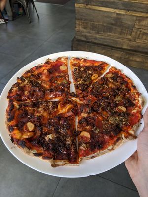 bbq pizza at La Factoría Vegana in Leon