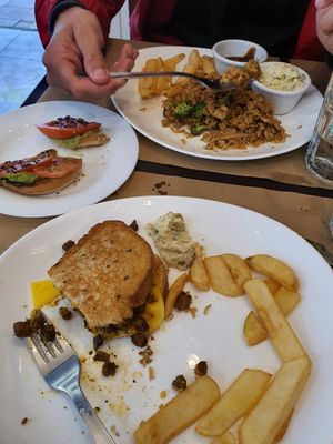 El combinado 1 muy rico 😉 at La Factoría Vegana in Leon