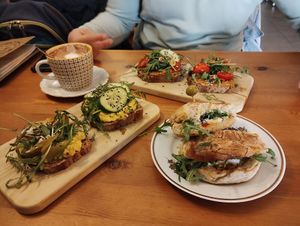 heiße schokolade, brot mit tomatenbutter, brot mit veganem eiersalat, sandwich mit feta und rucola at Café Bubu in Leipzig