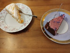 links vegane mandarinen-torte, rechts veganer und glutenfreier ruebli-kuchen at Café Bubu in Leipzig