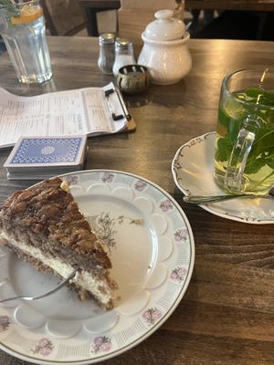 Spekulatius-Bienenstich Kuchen (vegan) und Frischer Minztee  at Café Bubu in Leipzig