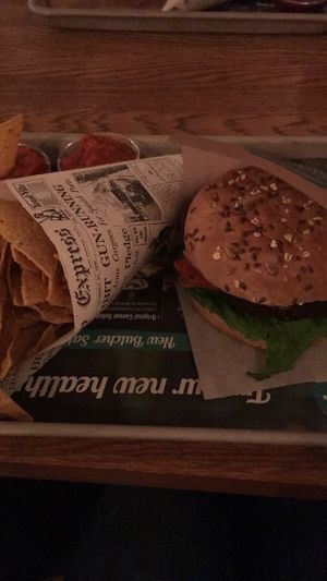 Veganer Burger mit Tortilla Chips at The Butcher in Bern