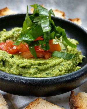 Humus with wild garlic at Brauhaus Sacher in Leonberg