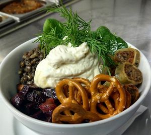 Bowl with jackfruit Maultaschen at Brauhaus Sacher in Leonberg
