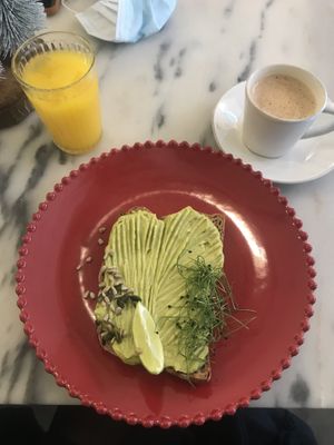 Tosta de abacate at Manjerica in Lisbon