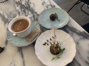 Americano, cake pop, energyball at Manjerica in Lisbon