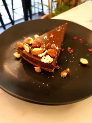 Salted caramel tart at Manjerica in Lisbon